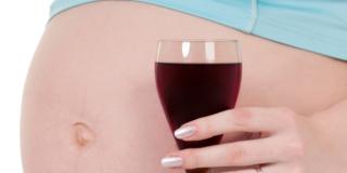 In gravidanza 1 donna su 3 non smette di bere alcol