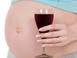 In gravidanza 1 donna su 3 non smette di bere alcol