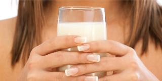 Bere latte materno: nuova pericolosa mania