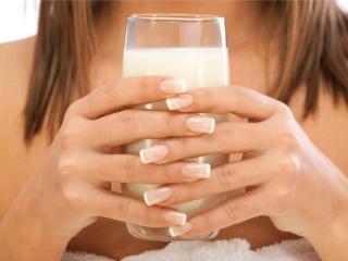 Bere latte materno: nuova pericolosa mania