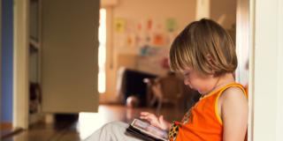 Tablet e bambini: non più di mezz’ora al giorno