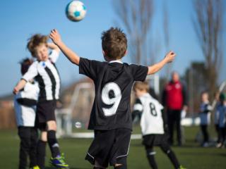 Calcio: attenzione ai colpi di testa nei bambini