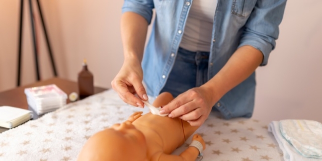 Come medicare il cordone ombelicale del neonato: tutti gli step