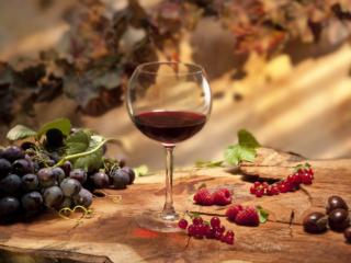 Dimagrisci con i frutti di bosco e il vino rosso