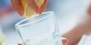 Acqua e limone: detox, ma non per i denti