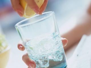 Acqua e limone: detox, ma non per i denti