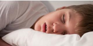 Adolescenti: se il sonno è irregolare ingrassano