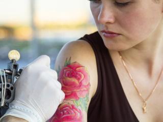 Tatuaggi: sempre più italiani con i “decor” sulla pelle