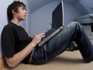 Web: adolescenti sempre più schermodipendenti