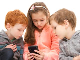Dipendenza da cellulare nei bambini: rischio collo da sms