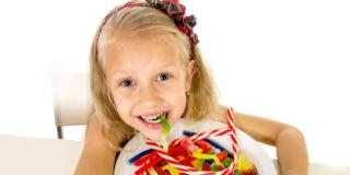 Bambini obesi: si curano con la dieta sugar free