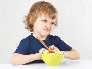 Il bambino si rifiuta di mangiare? 10 regole da ricordare