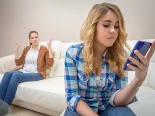 Tra genitori e figli (adolescenti) c’è di mezzo lo smartphone!