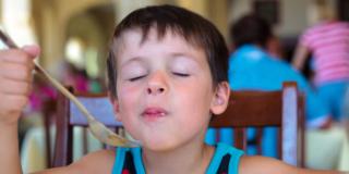 Bambini: chi mangia piano non ingrassa