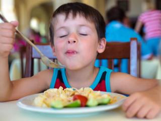 Bambini: chi mangia piano non ingrassa