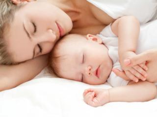 Allattamento al seno: migliora se dormi con il bebè