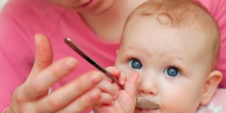 Svezzamento neonato: nuove regole per evitare le allergie