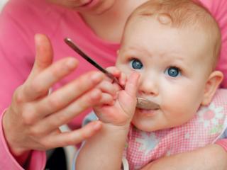 Svezzamento neonato: nuove regole per evitare le allergie
