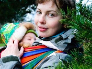 Va di moda il babywearing