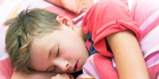 Tuo figlio va male a scuola? Fallo dormire di più!