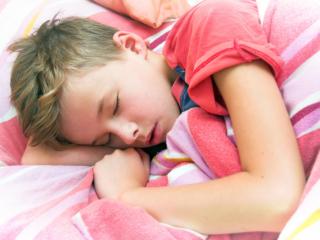Tuo figlio va male a scuola? Fallo dormire di più!