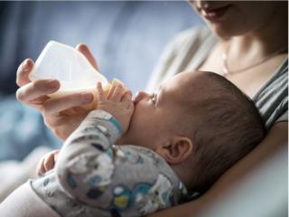 Olio di palma nel latte del bebè: è rischioso?
