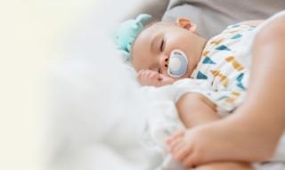 NUK bimbo che dorme con Genius NUK bimbo che dorme con Genius