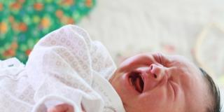 Sonno del bebè: farlo piangere sì o no?