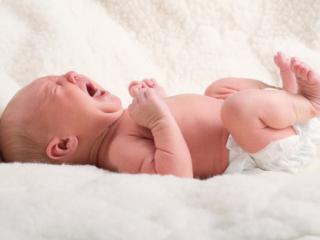 Neonato: il bebè piange? Il cervello (dei genitori) va in tilt