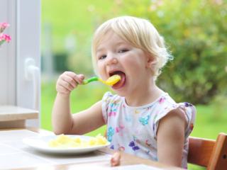 Dieta bambino: quanto deve mangiare da 1 a 4 anni?