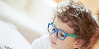 Occhiali per il 13% dei bambini tra 6 e 14 anni