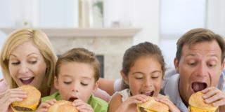 Alimentazione bambini: i figli sono quello che mangiano i genitori