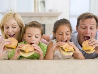 Alimentazione bambini: i figli sono quello che mangiano i genitori