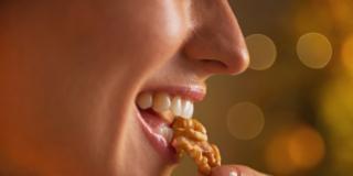 Junk food: le noci limitano i danni