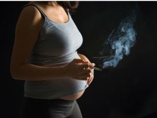 Fumo in gravidanza causa tic nel bebè?