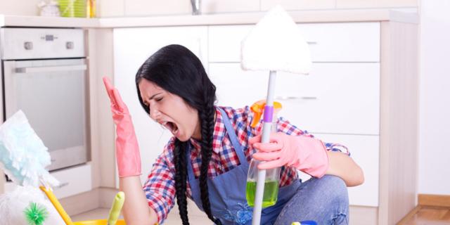 Pulire casa: la parità è ancora lontana bimbi sani e belli Pulire la casa