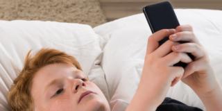 Smartphone: troppi adolescenti lo controllano anche di notte