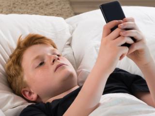 Smartphone: troppi adolescenti lo controllano anche di notte