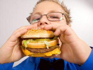 Obesità infantile: colpa dei genitori che lavorano?
