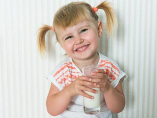 Latte vaccino con cautela fino ai due anni