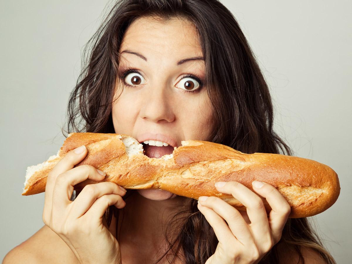 Есть. Женщина булочка. Девушка с хлебом. Человек ест хлеб. Девушка ест хлеб.
