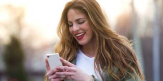 Doppio mento, rughe, dolori: tutta colpa del cellulare