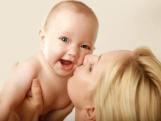 Coccole e amore nutrono il cervello del bebè