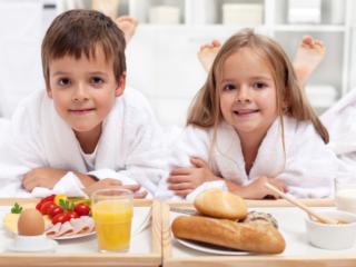 Obesità infantile: fare colazione e dormire di più