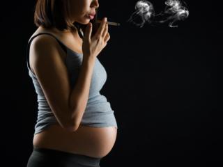 Fumo in gravidanza, danni ai reni del bebè