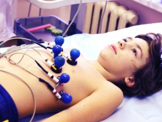Elettrocardiogramma contro la morte improvvisa dei giovani