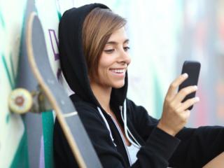 Adolescenti iper-connessi: il 90% naviga con lo smartphone
