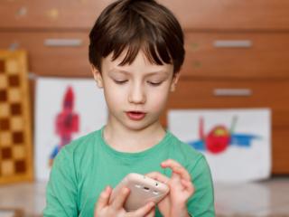 Bambini iperconnessi: primo smartphone a dieci anni