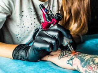 Tatuaggi: nuovo laser cancella anche i colori difficili