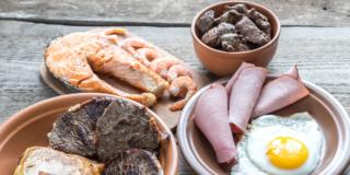 Troppe proteine nel piatto: tanti rischi per la salute